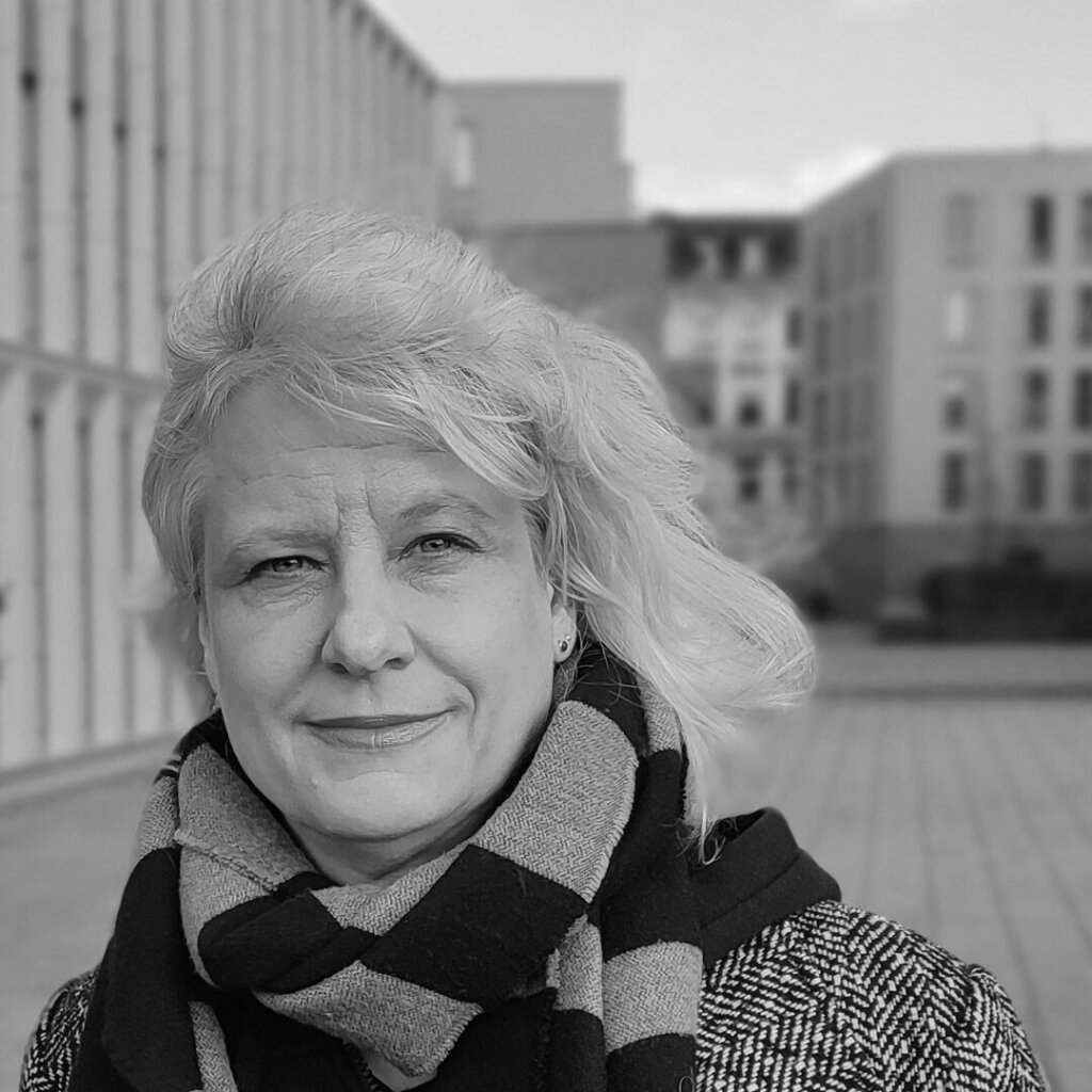 Portr&auml;tbild einer Frau, die im Freien vor unscharfen geb&auml;uden steht. Sie ist Vizepr&auml;sidentin des Deutschen Designtags.